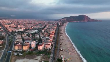 Türkiye 'nin deniz kıyısındaki şehir panoraması Alanya 4 bin