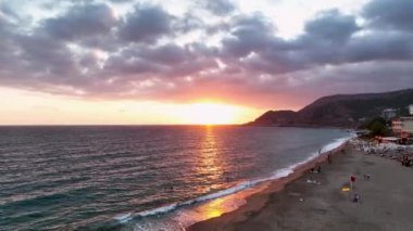 Türkiye Alanya güzel sulu gün batımı denizin üzerinde