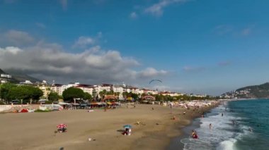 Adrenalin aşıkları denizin üzerinde uçar