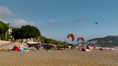 Adrenalin aşıkları denizin üzerinde uçar