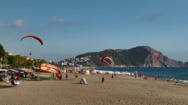 Adrenalin aşıkları denizin üzerinde uçar