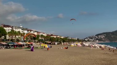 Adrenalin aşıkları denizin üzerinde uçar