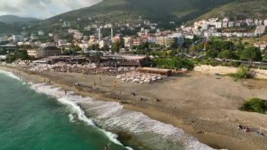 Akdeniz kıyısında destansı bir yamaç paraşütü. Oradaki insanların çığlıklarını duyabilseydin..