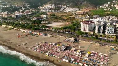 Akdeniz kıyısında destansı bir yamaç paraşütü. Oradaki insanların çığlıklarını duyabilseydin..