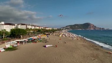 Akdeniz kıyısında destansı bir yamaç paraşütü. Oradaki insanların çığlıklarını duyabilseydin..
