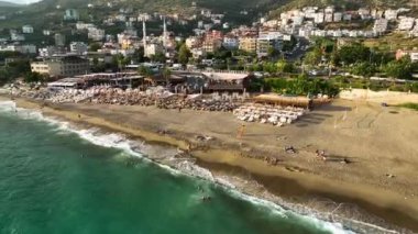 Akdeniz kıyısında destansı bir yamaç paraşütü. Oradaki insanların çığlıklarını duyabilseydin..