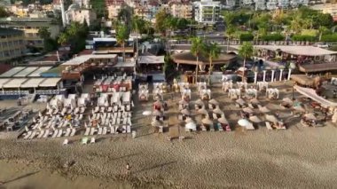 Güzel bir sahildeki sahil kafesi.