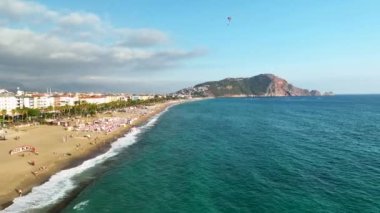 Akdeniz kıyısında destansı bir yamaç paraşütü. Oradaki insanların çığlıklarını duyabilseydin..