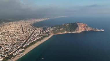 Türkiye 'nin deniz kıyısındaki şehir panoraması Alanya 4 bin