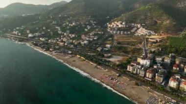 Akdeniz kıyısında destansı bir yamaç paraşütü. Oradaki insanların çığlıklarını duyabilseydin..