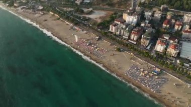 Akdeniz kıyısında destansı bir yamaç paraşütü. Oradaki insanların çığlıklarını duyabilseydin..
