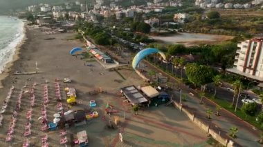 Akdeniz kıyısında destansı bir yamaç paraşütü. Oradaki insanların çığlıklarını duyabilseydin..