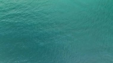 Denizin gök mavisi.