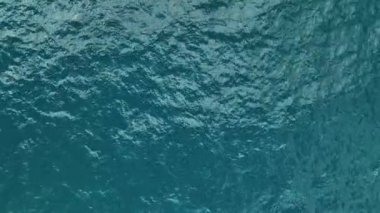 Denizin gök mavisi.