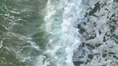 Denizin gök mavisi.