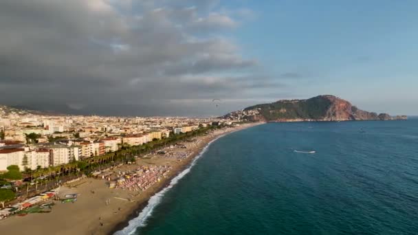 Epische Gleitschirmflüge Der Mittelmeerküste Wenn Man Die Leute Dort Schreien — Stockvideo