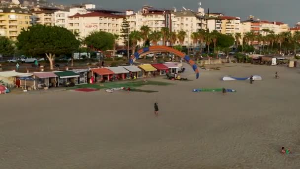 地中海沿岸的史诗般的滑翔伞 如果你能听到人们在那里尖叫 — 图库视频影像