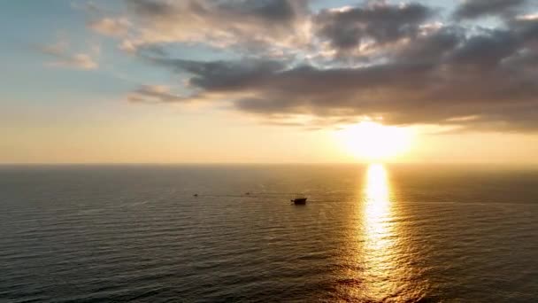 土耳其阿拉亚美丽多汁的落日洒向大海 — 图库视频影像