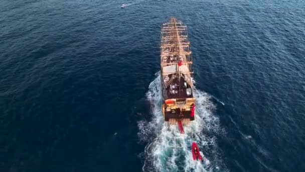 Θαλάσσιο Ταξίδι Ένα Μεγάλο Πειρατικό Γιοτ Στη Θάλασσα Θέα Την — Αρχείο Βίντεο