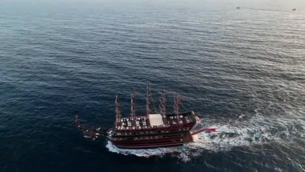 Havsresa Stor Pirat Yacht Till Havs Antenn Utsikt Turkiet Alanya — Stockvideo