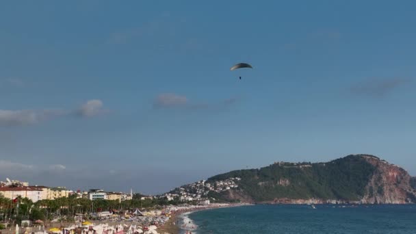 アドレナリン愛好家は海の上を飛ぶ — ストック動画