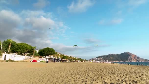 Akdeniz Kıyısında Destansı Bir Yamaç Paraşütü Oradaki Insanların Çığlıklarını Duyabilseydin — Stok video