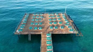 Denizin kenarında boş pier