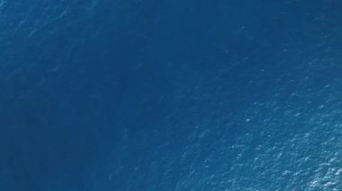Denizin gök mavisi.