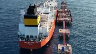 Bir gaz tankeri denizde.