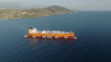 Bir gaz tankeri denize demir atmış.