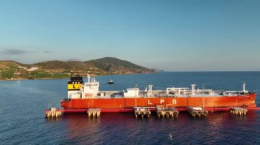 Bir gaz tankeri denize demir atmış.