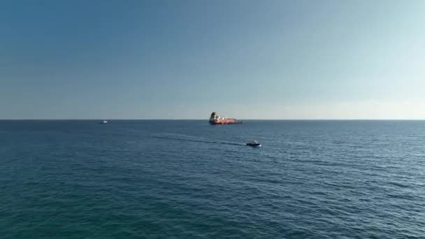 ガスタンカーが海上にあります — ストック動画