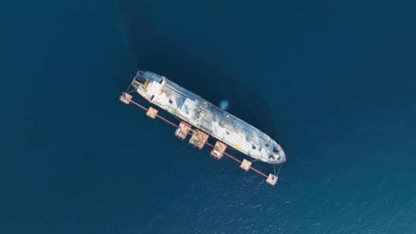 Ένα Δεξαμενόπλοιο Αερίου Είναι Στη Θάλασσα — Αρχείο Βίντεο