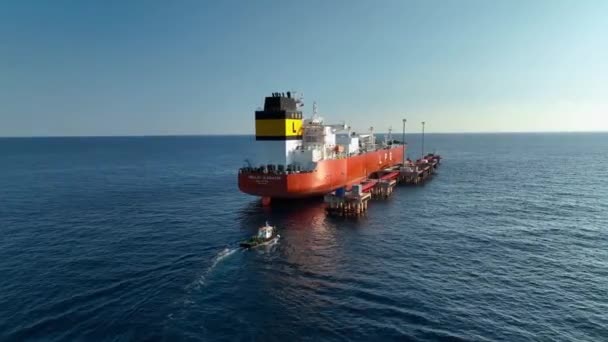 Egy Gázszállító Tartályhajó Horgonyoz Tengeren — Stock videók