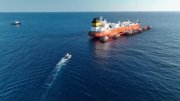 Gasstankskip Ankret Opp Havet – stockvideo
