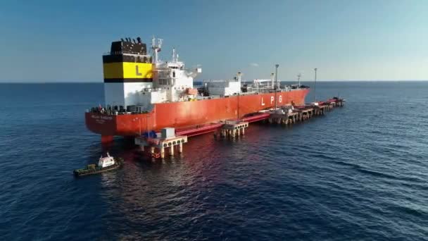 ガスタンカーは海上に停泊している — ストック動画