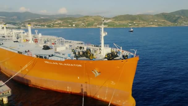 Egy Gázszállító Hajó Van Tengeren — Stock videók