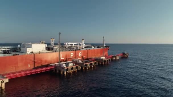 Газовый Танкер Стоит Якоре Море — стоковое видео