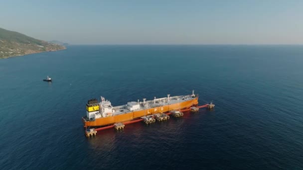 Sebuah Tanker Gas Berlabuh Laut — Stok Video