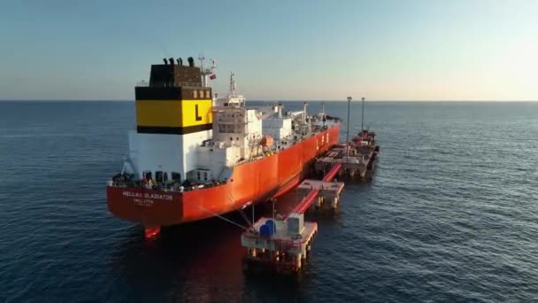 Sebuah Tanker Gas Berlabuh Laut — Stok Video