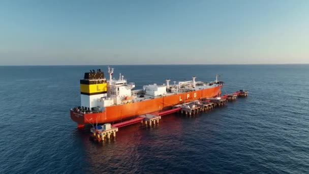 Газовый Танкер Стоит Якоре Море — стоковое видео