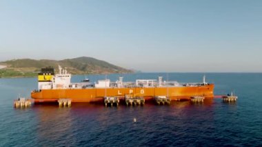 Bir gaz tankeri denizde.