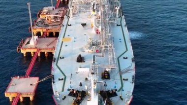 Bir gaz tankeri denize demir atmış.