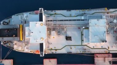 Bir gaz tankeri denize demir atmış.