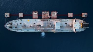 Bir gaz tankeri denize demir atmış.