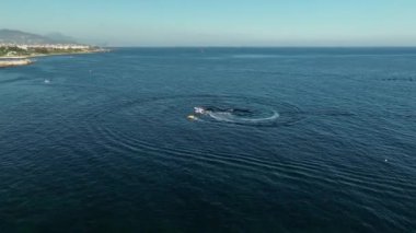 Spor teknesi denizde hızlı gider.