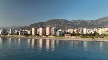 Şehrin denizdeki yansıması.