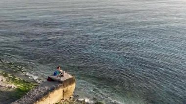 Denizde balık bir balıkçının yakalar