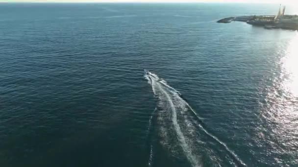 Sportovní Loď Pluje Rychle Moři — Stock video