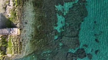 Denizde balık bir balıkçının yakalar